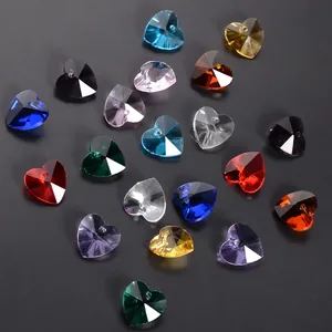 Primo piano di perle di cristallo colorate a forma di cuore sfaccettate su fondo scuro