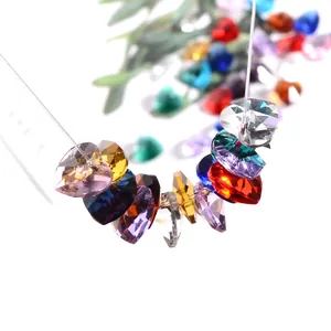 Primo piano dettagliato di perle di cristallo sfaccettate a forma di cuore per gioielli.
