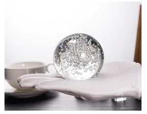 Primo piano della sfera di cristallo decorativa con eleganti bolle d'aria interne