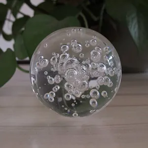Elegante sfera di vetro decorativa con bolle per scrivania e decorazioni in roccia