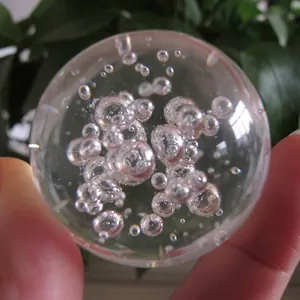 Sfera di cristallo trasparente con bolle per decorazione di scrivania e paesaggio roccioso