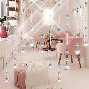 Detalle de cortina de cuentas de cristal con toques azules y colgantes de diamante