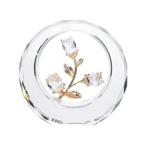 Detalle de un elegante adorno de rosa de cristal en un marco circular de vidrio.
