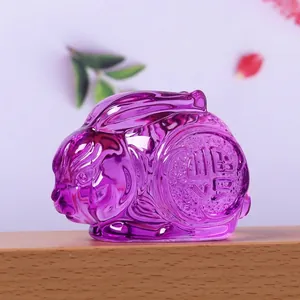 Detailweergave van een paars doorschijnend glazen konijnenbeeldje met een Fu-symbool