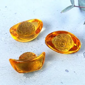 Close-up van drie barnsteenkleurige waterglas sycees met gebosseleerde patronen.