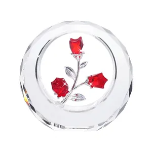Detalle de capullos de rosa de cristal rojo en un marco circular de cristal transparente