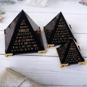Set schwarzer ägyptischer Pyramiden mit goldenen Hieroglyphen für die Schreibtischdeko
