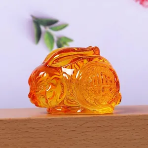 Macro-opname van amberkleurig glazen konijnenbeeldje met traditionele Fu-gravure