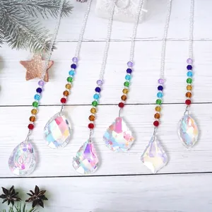 Detail van regenboog chakra zonnevangers met iriserende kristallen hangers