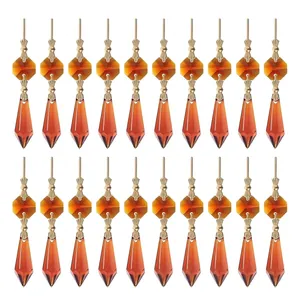 Dettaglio di pendenti in cristallo ambrato con accenti dorati per decorazioni fai-da-te