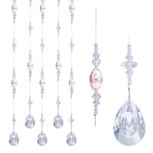 Primer plano de una elegante cortina de cuentas de cristal con colgantes de lágrima