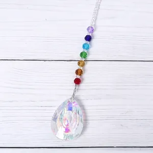Detailweergave van een regenboog kristallen zonvanger met een gefacetteerde AB hanger.