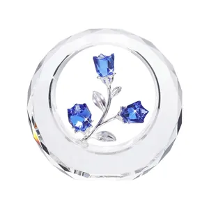 Detalle de un adorno de rosa de cristal azul en un anillo de cristal facetado.
