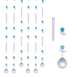 Detalle de cortina de cuentas de cristal azul con un gran colgante de bola de vidrio facetada.