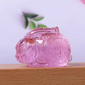 Detail van een roze kristallen konijnenbeeldje met Chinees 'Fu'-karaktergravure.