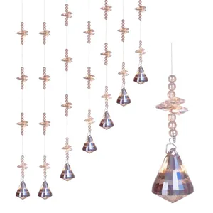 Vista detallada de cortinas de cuentas de cristal champán para elegantes separadores de sala