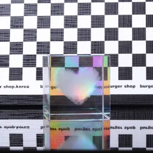Primer plano de un corazón de nube grabado con láser 3D en cubo de cristal K9