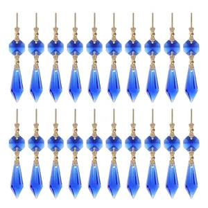 Molteplici ciondoli in cristallo blu con maglie in metallo dorato per arredo DIY