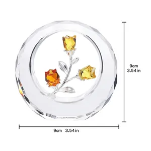Vista detallada de un elegante adorno de rosa de cristal con dimensiones de 9 cm