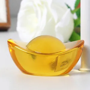 Gedetailleerd macro-zicht op een helder amberkleurig kristallen goudstaaf voor modern interieur