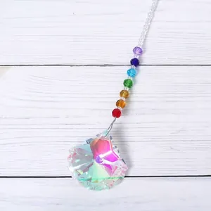 Detailweergave van de regenboogzonnevanger met facetgeslepen AB-kristallen hanger decor