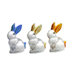 Detailweergave van drie kleurrijke glazen konijnenfiguurtjes met een doorschijnende afwerking.