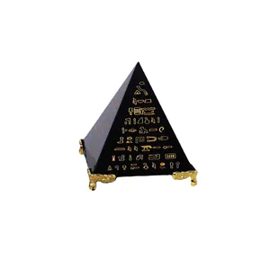 Mystisches schwarzes Pyramiden-Ornament mit goldenen Hieroglyphen und dekorativem Metallfuß