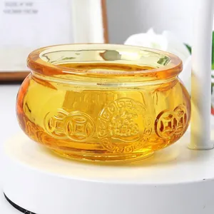 Gedetailleerde close-up van ambergele kristallen schatkom met mooie Chinese motieven