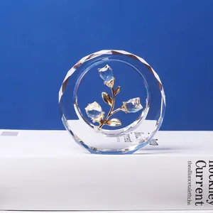 Primer plano de un adorno de rosa de cristal con tallos dorados y facetas claras
