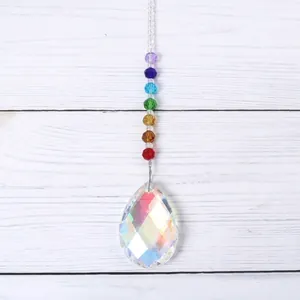 Gedetailleerd overzicht van een regenboog kristal zonnevanger met gekleurde kralen