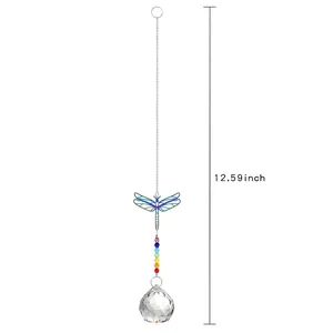 Detailansicht eines Libellen-Kristall-Sonnenfängers mit Regenbogenperlen und Maßen