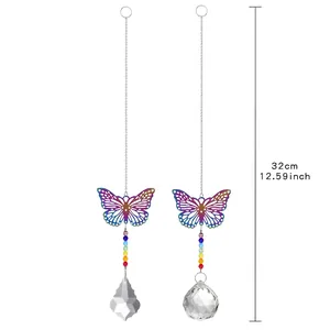 Detailansicht von zwei Regenbogen-Schmetterlings-Kristall-Sonnenfängern, 32 cm lang.