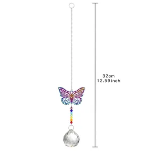 Detailansicht des 32 cm langen Regenbogen-Schmetterlings-Kristall-Anhängers für Garten