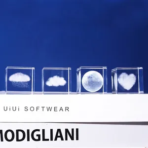 Vista detallada de cubos de cristal con motivos de nube, luna y corazón grabados en 3D