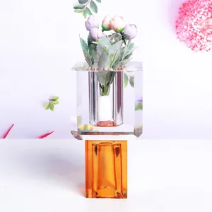 Detailansicht einer modernen nordischen Kristallvase mit bernsteinfarbenem und klarem Glas