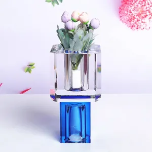 Detaillierte Makroansicht einer nordischen quadratischen Kristallvase aus blauem und klarem Glas.