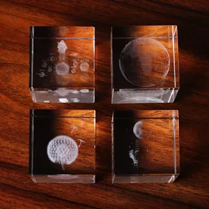 Detalle macro de cuatro cubos de cristal con grabado láser 3D de galaxias y naturaleza