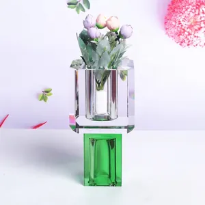 Moderne quadratische Kristallvase mit grünem Sockel Detail
