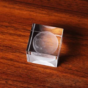 Vista macro detallada del grabado láser 3D de la luna dentro de un cubo de cristal