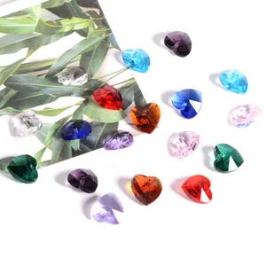 Primo piano di perline di cristallo a cuore sfaccettato multicolore per gioielli fai da te
