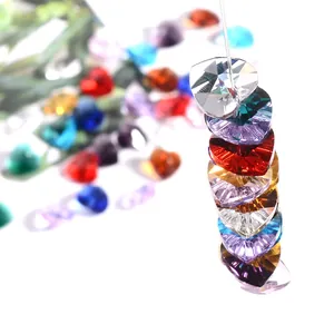 Vista macro di perle di vetro cristallo multicolori a forma di cuore per l'artigianato