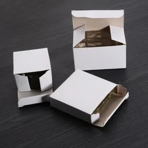 Detalle de servilleteros de cristal de diamante en cajas de cartón blancas