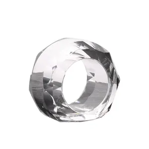 Elegante servilletero de cristal transparente facetado con diseño de corte diamante