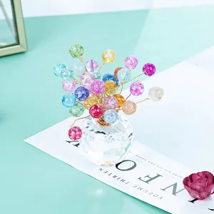 Flor decorativa de cuentas de cristal con base de manzana facetada.