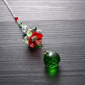 Detailopname van een veelzijdige rood-groene kristallen hanger voor kerstversiering