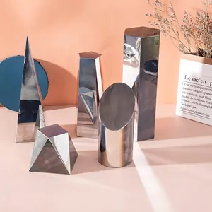 Detailansicht von polierten silbernen geometrischen Kristallpyramiden für minimalistische Deko