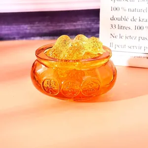 Gedetailleerd zicht op een moderne amberkleurige kristallen hoorn des overvloeds kom