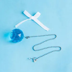 Detail van gefacetteerde blauwe kristallen hanger met zilveren kogelketting voor kroonluchter