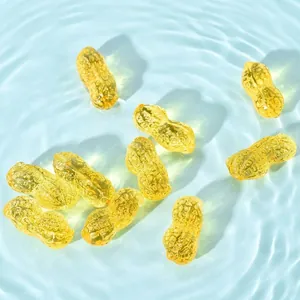 Gedetailleerde close-up van gouden kristallen pinda's met ingewikkelde getextureerde vlakken.