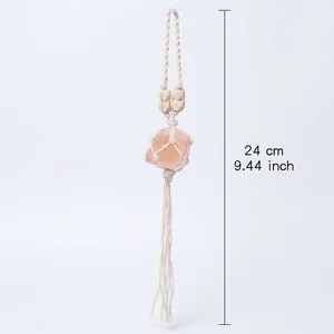 Vue détaillée d'un pendentif en cristal macramé fait main, longueur 24 cm